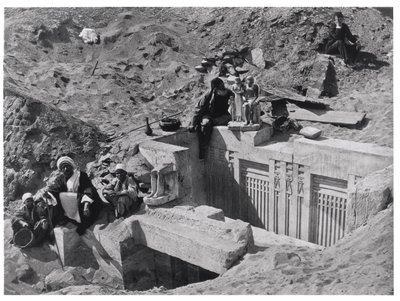Auguste Mariette (1821-81) seduto su una mastaba durante gli scavi a Saqqara, da Voyage dans la Haute Egypte, pubblicato nel 1878 da French Photographer